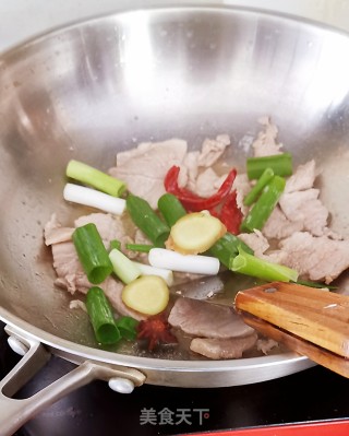 猪肉酸菜炖粉条的做法步骤：3