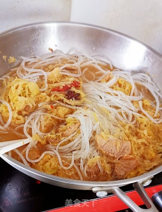 猪肉酸菜炖粉条的做法步骤：5