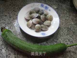 圆蛤丝瓜汤的做法步骤：1