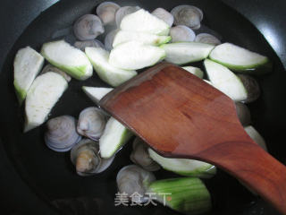 圆蛤丝瓜汤的做法步骤：4