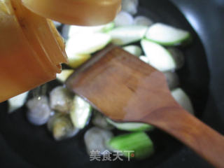 圆蛤丝瓜汤的做法步骤：5