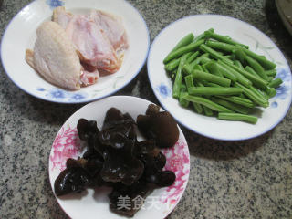 黑木耳梅豆烧中翅的做法步骤：1
