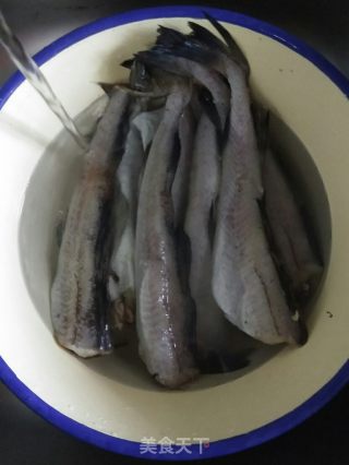 家常红烧明太鱼的做法步骤：1