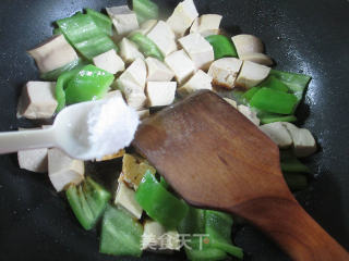 青椒炒鲜素鸡的做法步骤：7