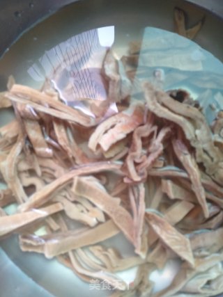 五花肉炖干笋的做法步骤：1