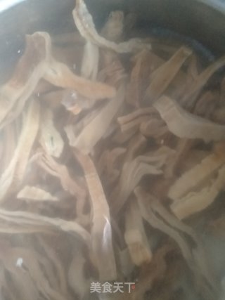 五花肉炖干笋的做法步骤：2