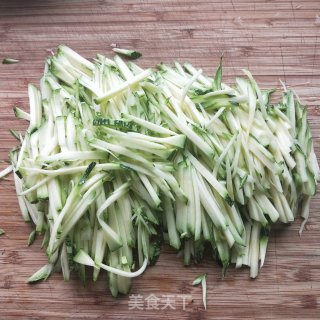嫩南瓜丝饼的做法步骤：2