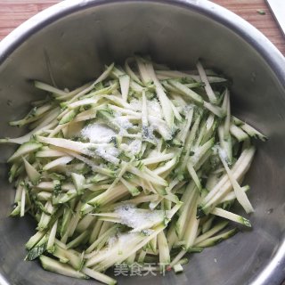 嫩南瓜丝饼的做法步骤：3