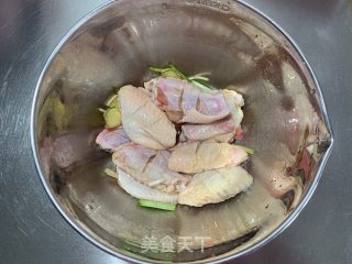 椒盐鸡翅中的做法步骤：2