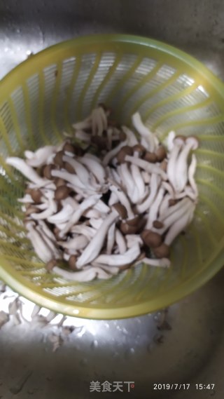 鸡胸肉炒蟹味菇的做法步骤：1