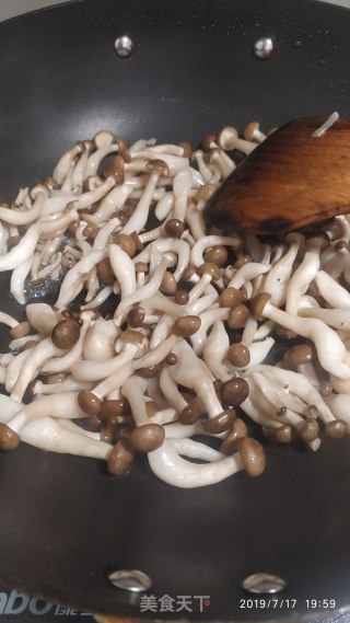 鸡胸肉炒蟹味菇的做法步骤：2