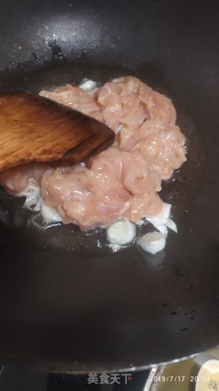 鸡胸肉炒蟹味菇的做法步骤：4
