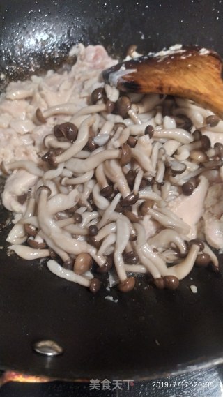 鸡胸肉炒蟹味菇的做法步骤：5