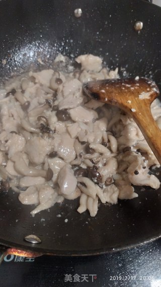 鸡胸肉炒蟹味菇的做法步骤：6