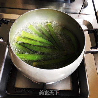 剁椒秋葵的做法步骤：1