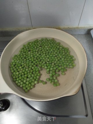 豌豆木耳炒鸡蛋的做法步骤：2