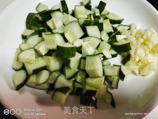 素炒黄瓜丁的做法步骤：1