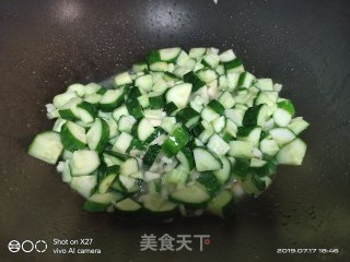 素炒黄瓜丁的做法步骤：3
