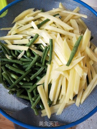 豇豆土豆条烧五花肉的做法步骤：1