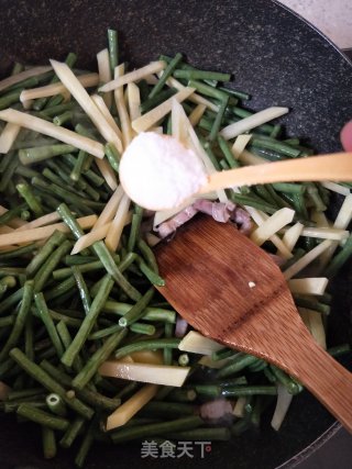 豇豆土豆条烧五花肉的做法步骤：4