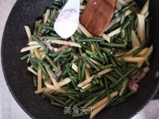 豇豆土豆条烧五花肉的做法步骤：5