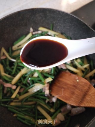 豇豆土豆条烧五花肉的做法步骤：6