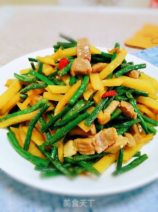 豇豆土豆条烧五花肉的做法步骤：7