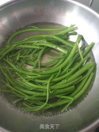 辣椒炒菜梗的做法步骤：2