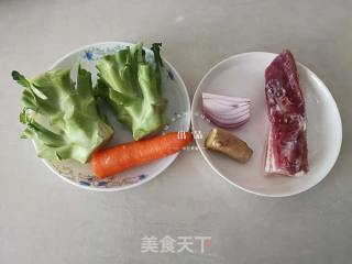 西兰花菜梗炒肉片的做法步骤：1