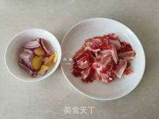 西兰花菜梗炒肉片的做法步骤：3