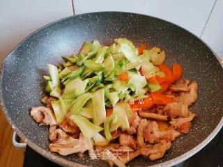 西兰花菜梗炒肉片的做法步骤：5