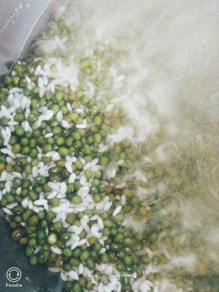 绿豆粥的做法步骤：1