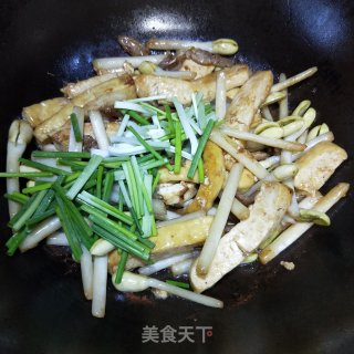 花生芽炒豆干的做法步骤：8