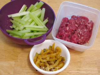 牛肉炒榨菜西芹的做法步骤：2