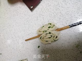 花样主食——香葱花卷的做法步骤：9