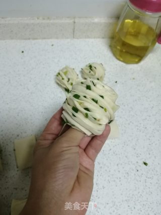 花样主食——香葱花卷的做法步骤：11