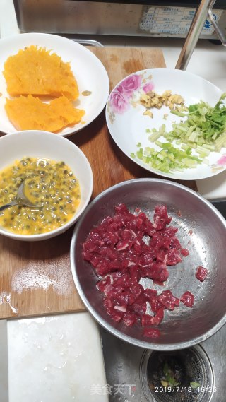 百香果黄金牛肉汤的做法步骤：1