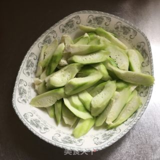 木耳丝瓜丸子汤的做法步骤：1