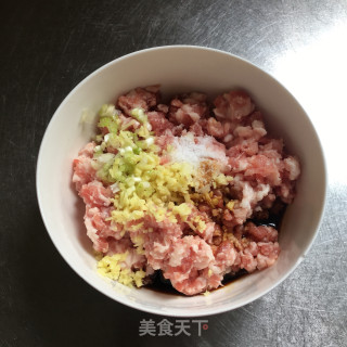 木耳丝瓜丸子汤的做法步骤：2