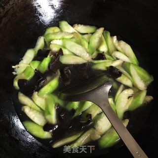 木耳丝瓜丸子汤的做法步骤：7
