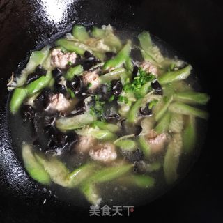 木耳丝瓜丸子汤的做法步骤：10