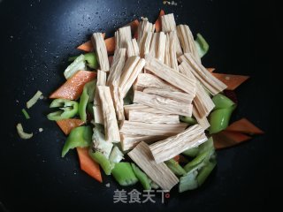 胡萝卜青椒炒腐竹的做法步骤：6