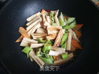 胡萝卜青椒炒腐竹的做法步骤：7