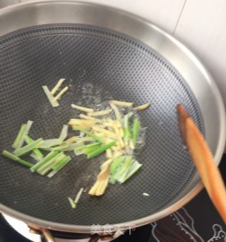 葱姜炒海蟹的做法步骤：9