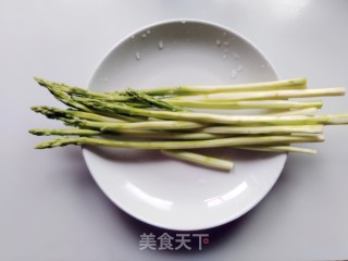 蟹味菇芦笋炒牛肉的做法步骤：2