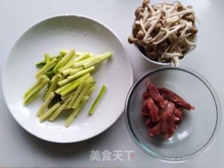 蟹味菇芦笋炒牛肉的做法步骤：3