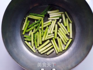 蟹味菇芦笋炒牛肉的做法步骤：4
