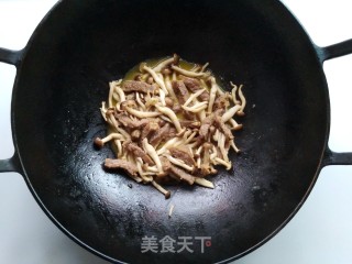 蟹味菇芦笋炒牛肉的做法步骤：7