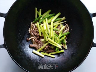蟹味菇芦笋炒牛肉的做法步骤：8