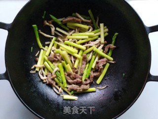 蟹味菇芦笋炒牛肉的做法步骤：9